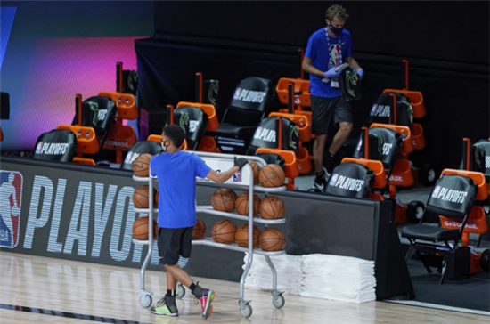 比赛暂停，现场工作人员在清理篮球等物品。? 本文图片 环球Time客户端